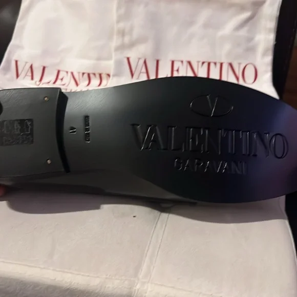 Valentino Garavani loafer - Perfect for the holiday season!✅